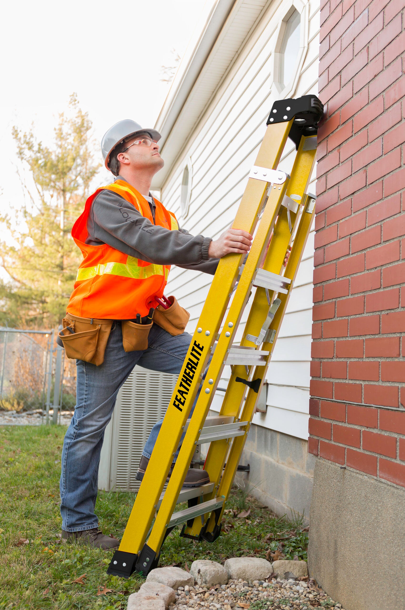 FEATHERLITE FXS6912 12′ EXTRA-HEAVY DUTY FIBERGLASS CROSS STEP LADDER