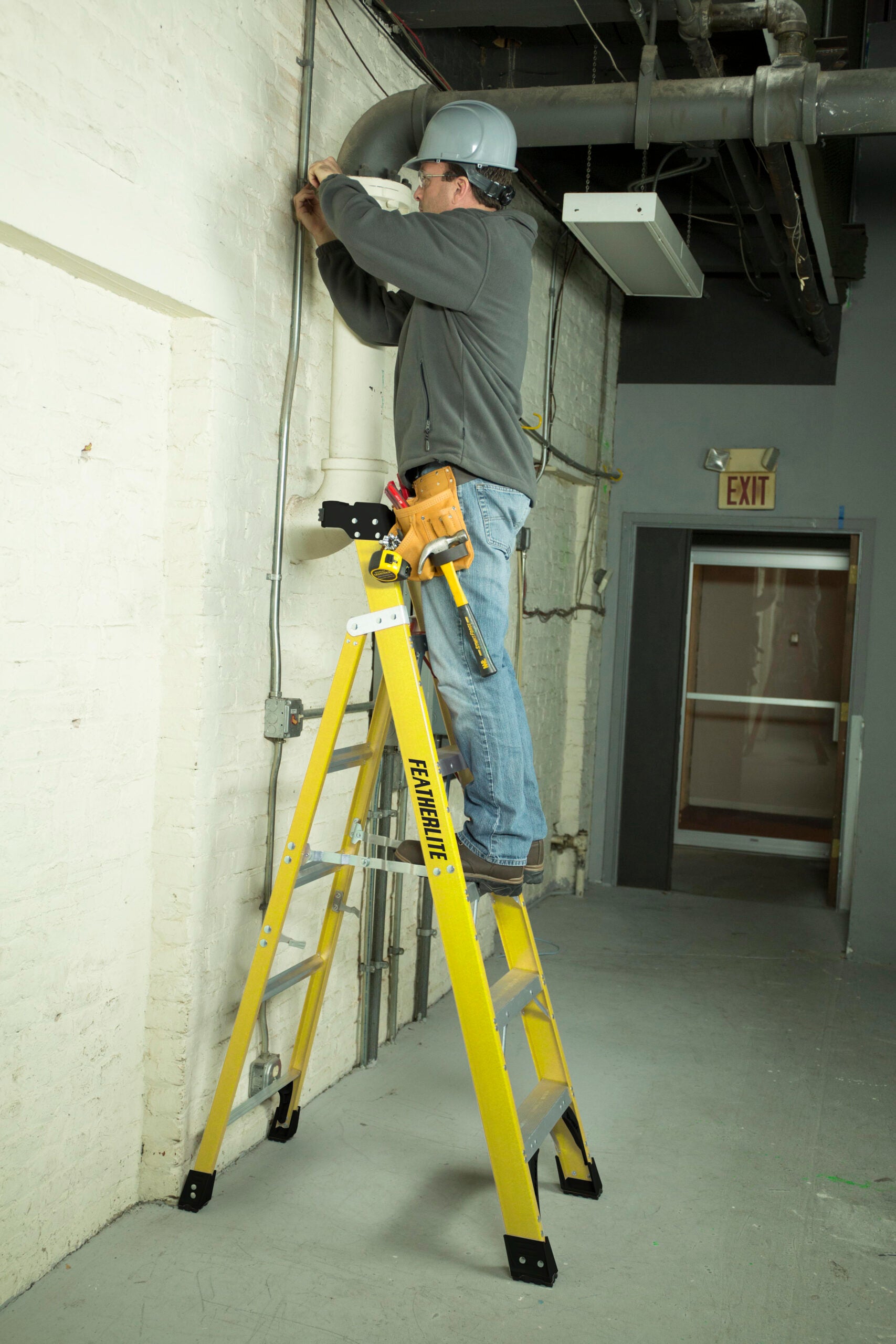FEATHERLITE FXS6912 12′ EXTRA-HEAVY DUTY FIBERGLASS CROSS STEP LADDER